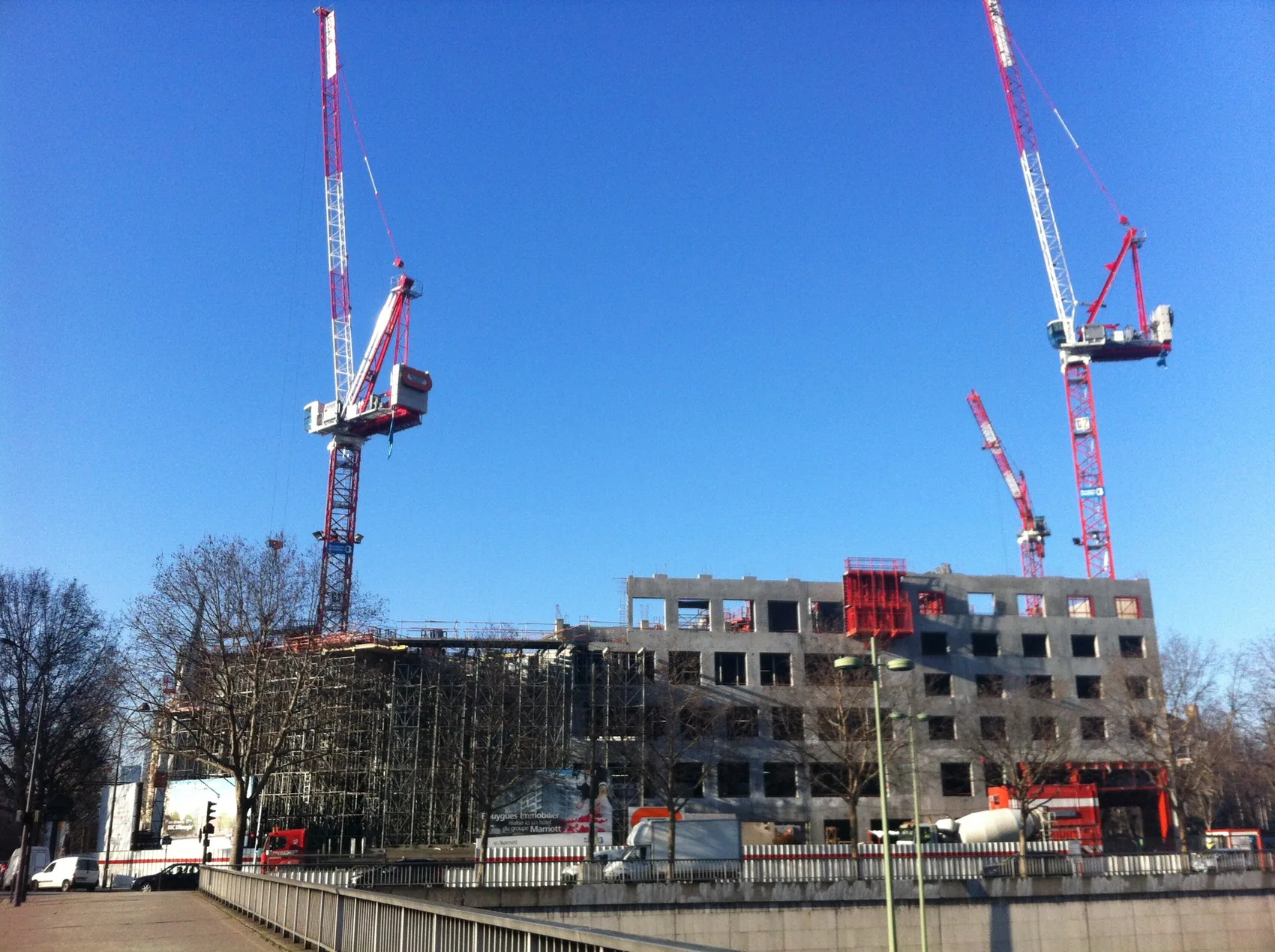 Chantier de gros œuvre avec grues à tour