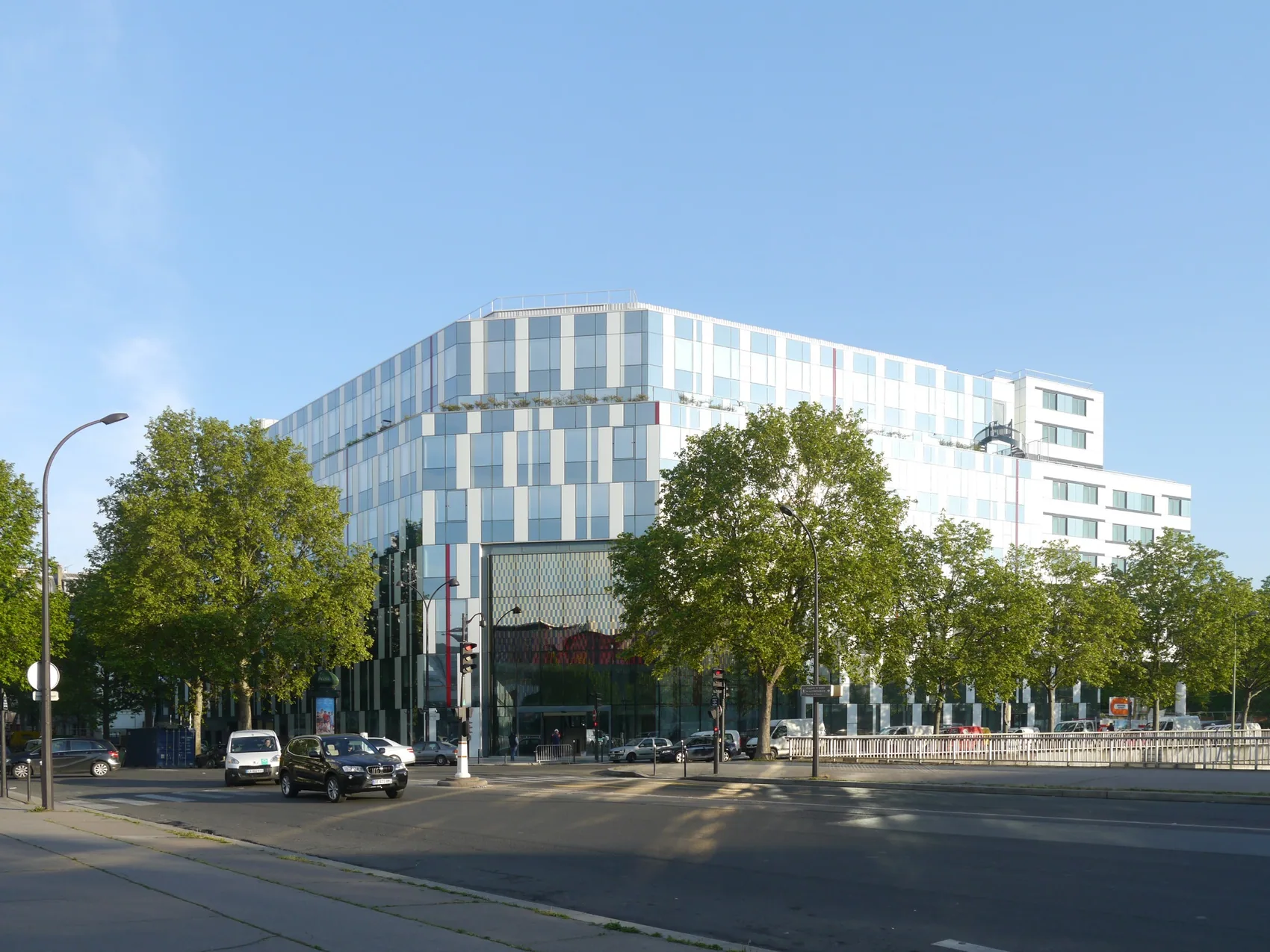 Façades vitrées et panneaux architecturaux sur opération tertiaire